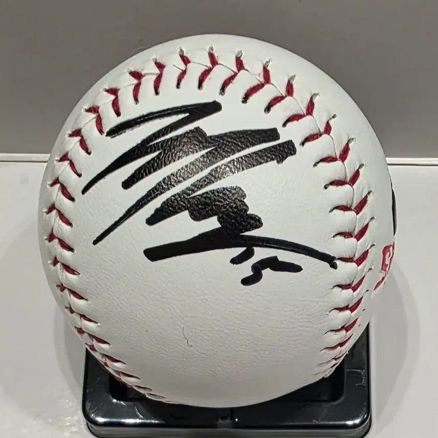 [BUNJANG] Jaehyun Autographed Kia Logo Ball / 박재현 기아 로고볼 싸인볼
