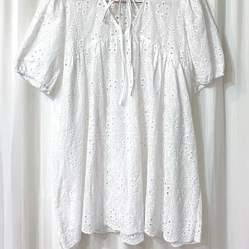 [BUNJANG] White Embroidered Blouse / 화이트 자수 블라우스 55-66 거의새것