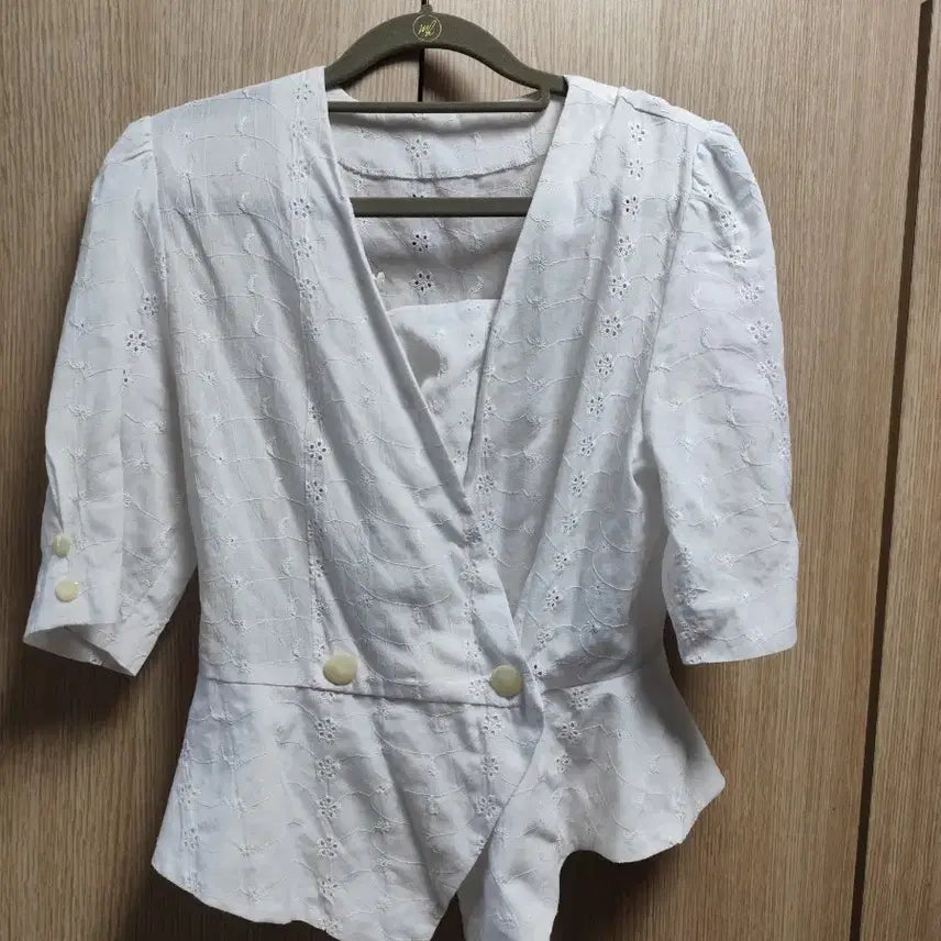 [BUNJANG] Embroidered Peplum Blouse - White / 최종가격내림)자수 페플럼 블라우스 흰색