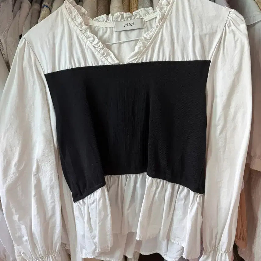 [BUNJANG] Viki Frilled Blouse Knit Mix / viki 비키 프릴 블라우스 니트 배색