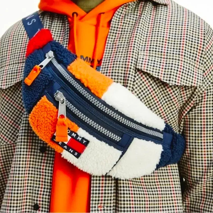 [BUNJANG] Tommy Hilfiger Colorblock Sherpa Fanny Pack Unisex / 타미힐피거 남녀공용 배색 쉐르파 힙색