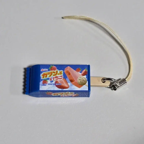 [BUNJANG] Classic Strawberry Ice Cream Gacha Keyring / 고전 딸기 아이스크림 가챠 키링