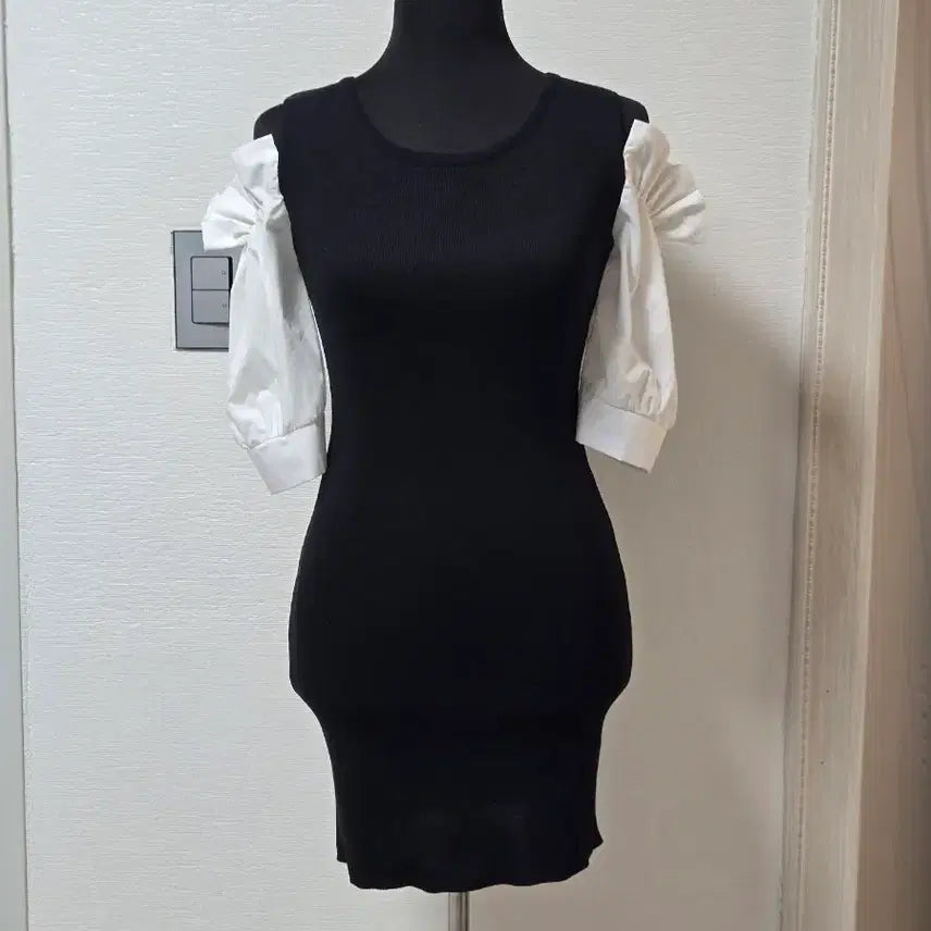 [BUNJANG] Black & White Color Block Off-the-Shoulder Mini Dress / 블랙 화이트배색  어깨트임 미니 원피스 (세일가 가격인하)