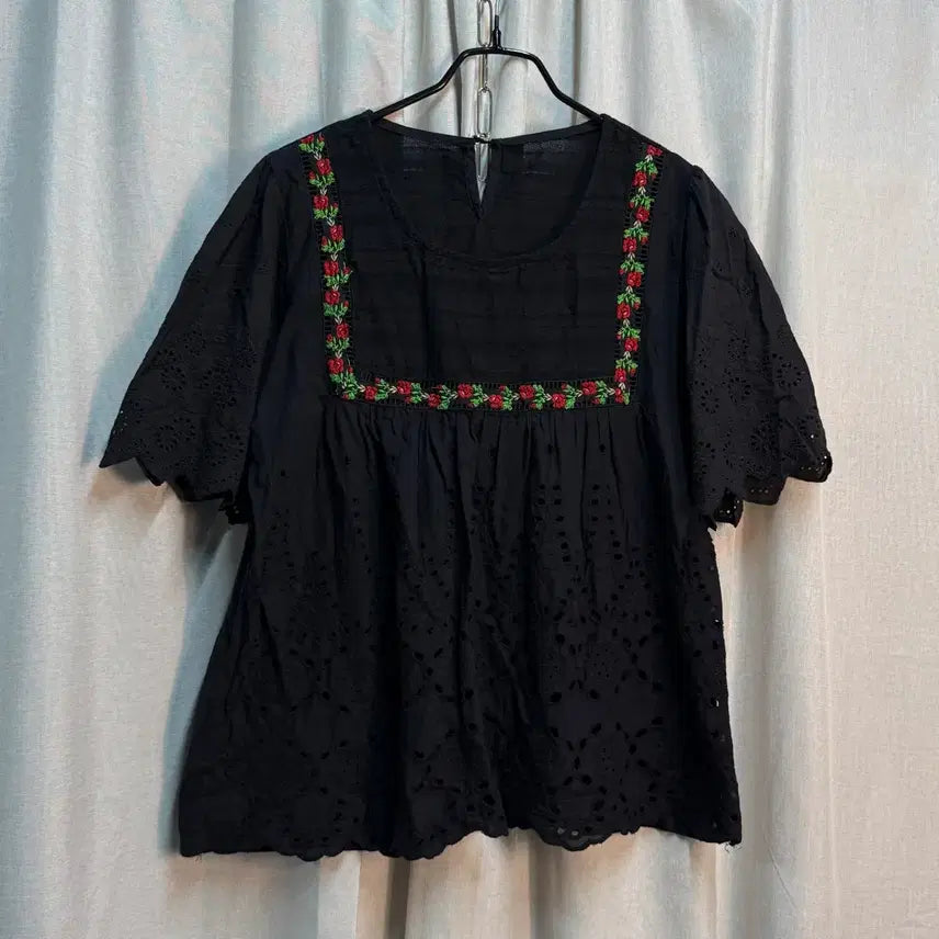 [BUNJANG] Women's Black Punching Embroidery Short Sleeve Blouse / 66 여성 블랙 펀칭 자수 반팔 블라우스 셔츠
