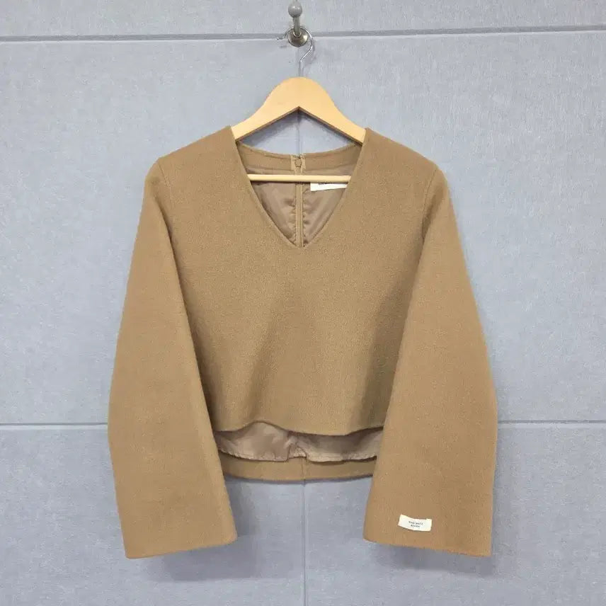 [BUNJANG] BLOSSOM H COMPANY Handmade Wool V-Neck Cropped Top / BLOSSOM H COMPANY 핸드메이드 울 브이넥 크롭 탑
