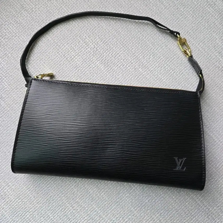 [BUNJANG] Louis Vuitton Epi Accessoires Pouch Black / 루이비통 에삐 파우치 악세수아 블랙