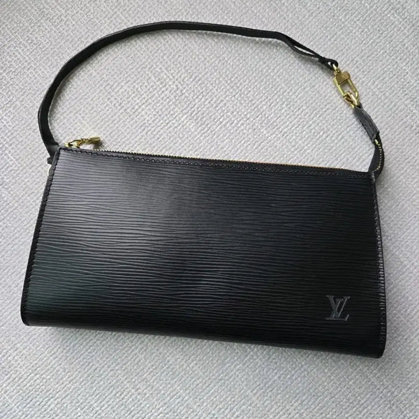 [BUNJANG] Louis Vuitton Epi Accessoires Pouch Black / 루이비통 에삐 파우치 악세수아 블랙