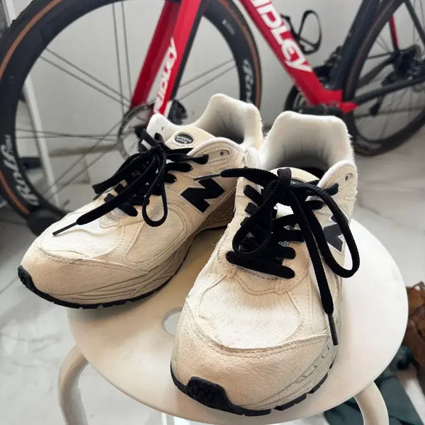 [BUNJANG] New Balance 2002R Suede White Black / 뉴발란스 2002 송치 화이트 블랙 275