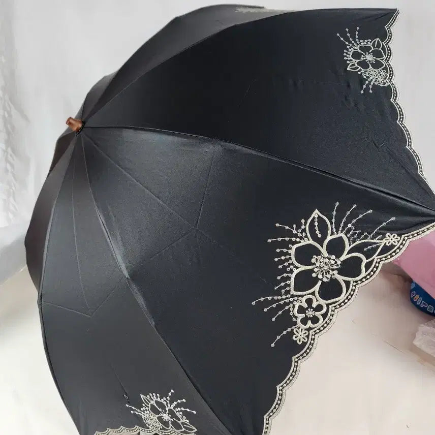 [BUNJANG] Pierre Cardin Embroidered Black High-End Sun Umbrella / 피에르가르뎅 꽃자수 블랙 고급양산 새상품
