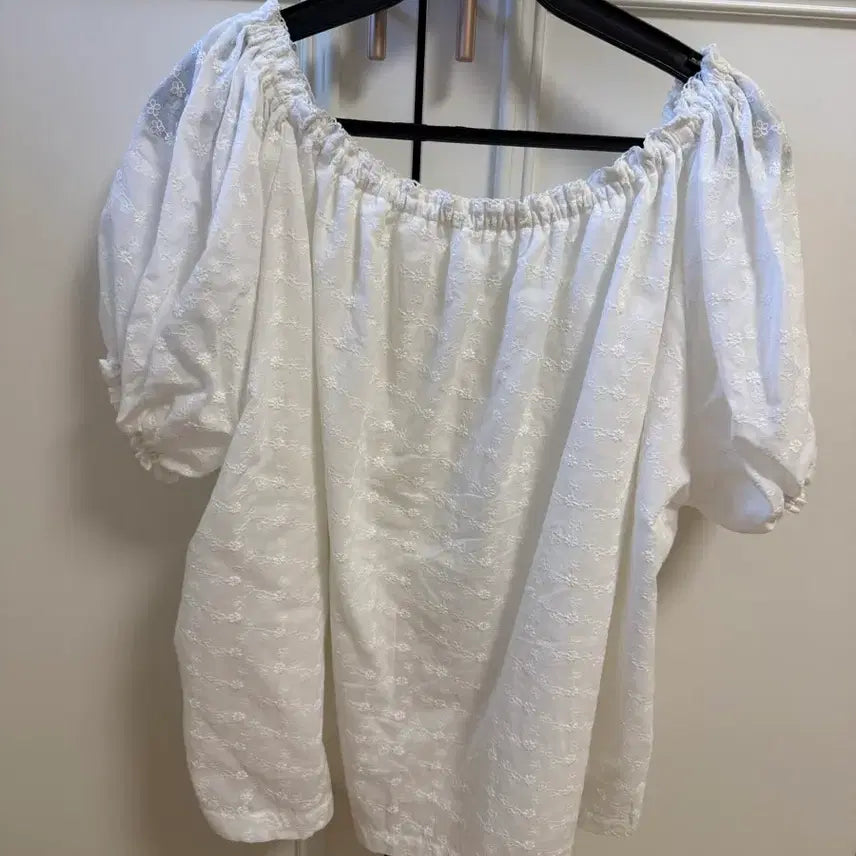 [BUNJANG] Dearlist Embroidered Puff Sleeve Blouse / 디어리스트 블라우스