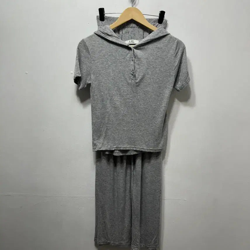[BUNJANG] Women's Grey Hooded Training Set / 여성 그레이 후드 트레이닝복 셋업 세트