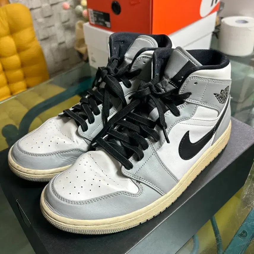 [BUNJANG] Nike Air Jordan 1 Mid Light Smoke Grey / 나이키 조던 1 미드 라이트 스모크 그레이 280
