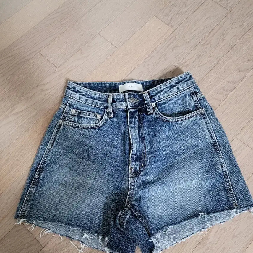 [BUNJANG] Dunst Classic Blue Denim Cut-off Hot Pants / 던스트 데님 숏팬츠