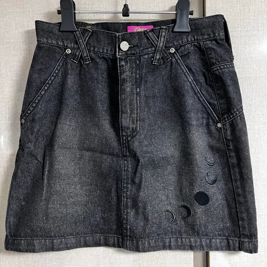 [BUNJANG] Black Denim Moon Phase Embroidered Skirt / 블랙 데님 문 페이즈 자수 스커트