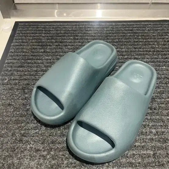 [BUNJANG] Adidas Yeezy Slide Slate Marine (255mm) / 1회착용) 이지슬라이드 슬레이트마린 255