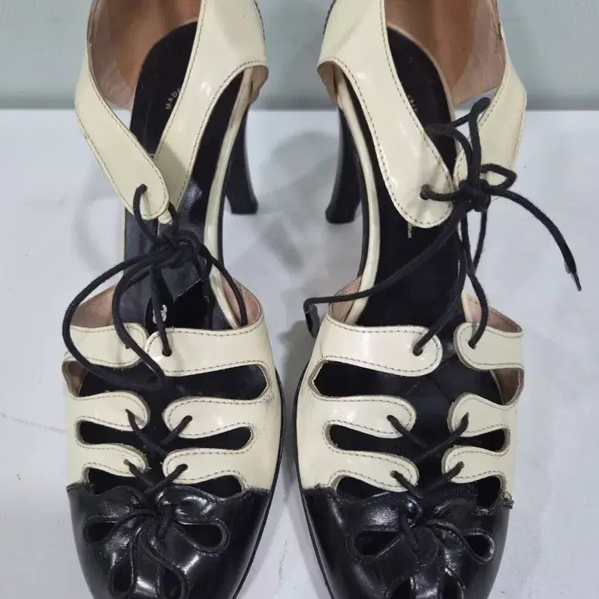 [BUNJANG] Chanel Bicolor Lace-Up Sandal Heels / [정품] 샤넬 바이컬러 레이스업 샌들 힐 36.5 (235)