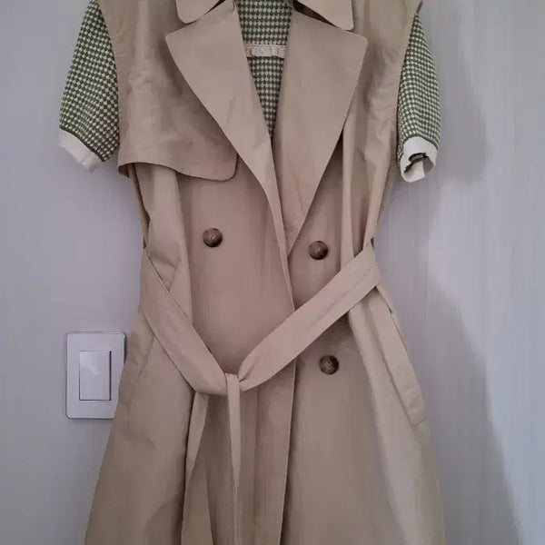 [BUNJANG] Broun & Judy Beige Sleeveless Trench Coat / 베이지색 민소매 트렌치코트