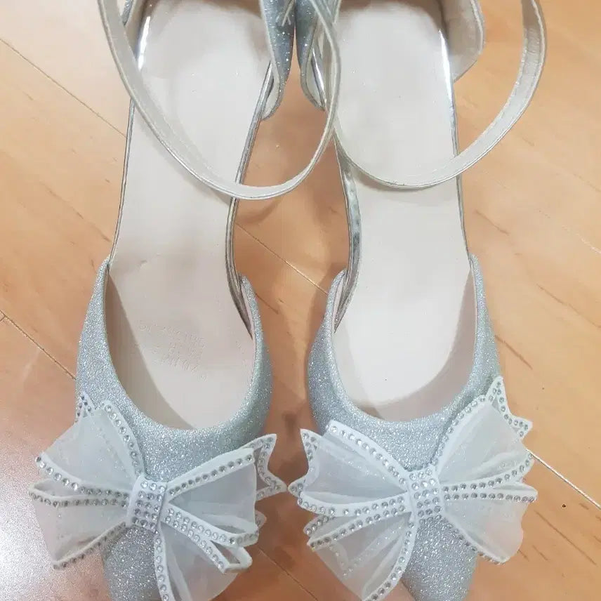 [BUNJANG] Silver Glitter Ribbon Cubic Strap Heels (235) / 은색 반짝이 리본 큐빅 스트랩 힐(235)새상품