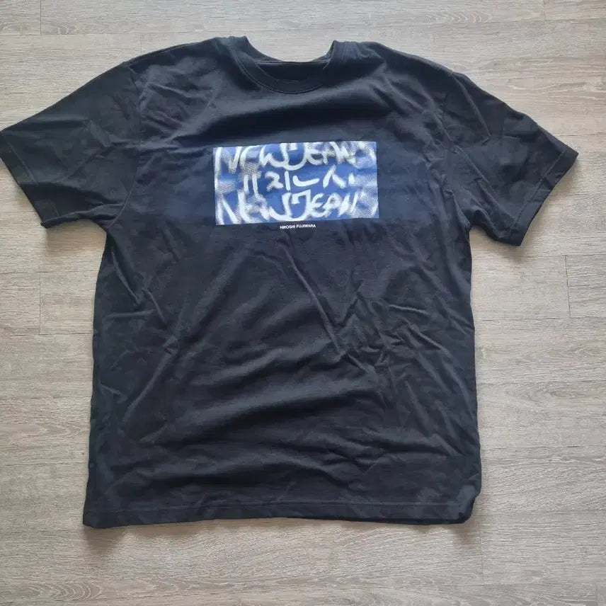 [BUNJANG] NewJeans x Fujiwara Hiroshi Black Graphic T-Shirt XL / 뉴진스x후지와라히로시 블랙 반팔 티셔츠 XL