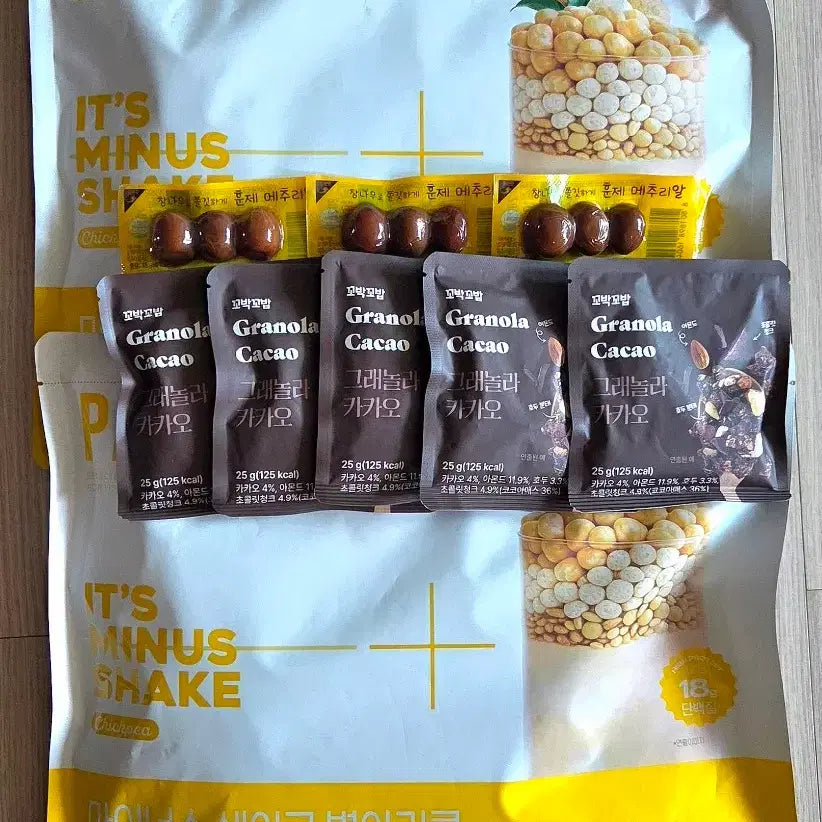 [BUNJANG] Minus Shake Chickpea, Granola Cacao, and Smoked Quail Eggs Bundle / 마이너스 쉐이크 병아리콩 14개 + 그래놀라 카카오 5개 +훈제메추리3개