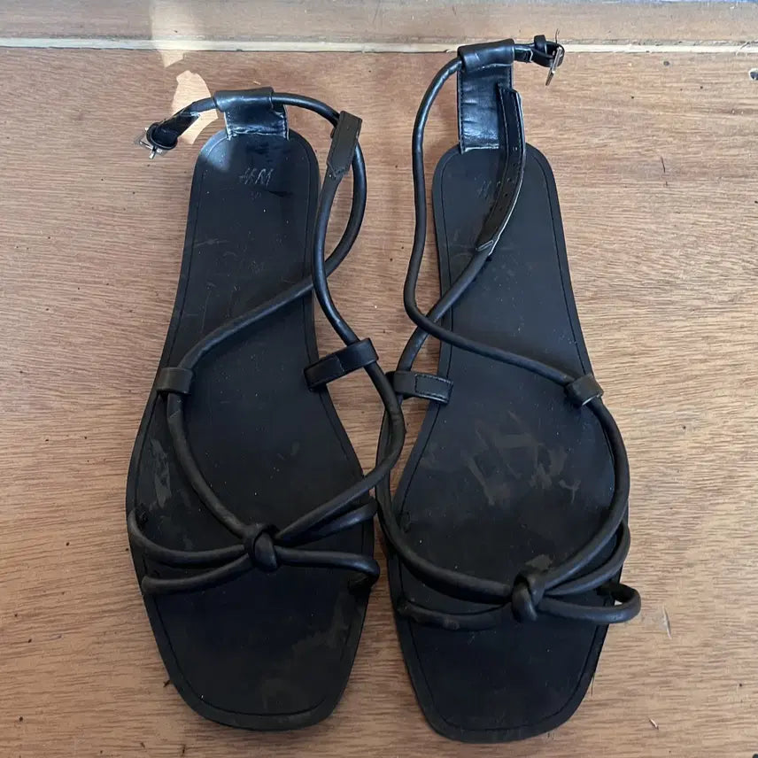 [BUNJANG] H&M Black Strap Flat Sandals / H&M 블랙 스트랩 샌들 (플랫 샌들) - [255]