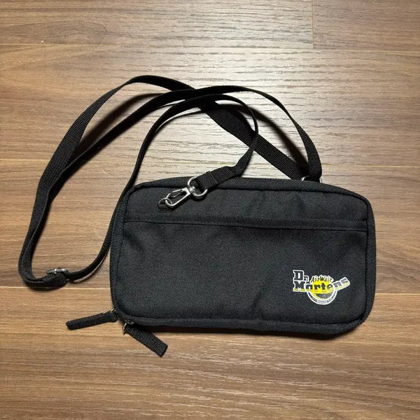 [BUNJANG] Dr. Martens Black Mini Crossbody Bag / 닥터마틴 블랙 미니 크로스백 힙쌕