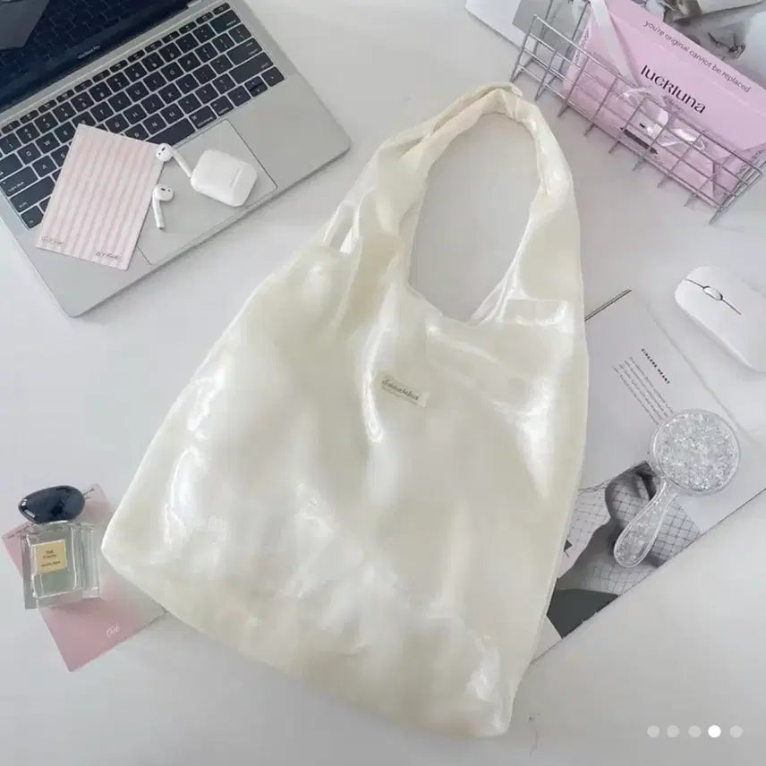 [BUNJANG] Satin Shirring Shoulder Bag (Ivory) / 새틴 셔링 숄더백 (아이보리) 가방 에코백 실크 에이블리 발레코어