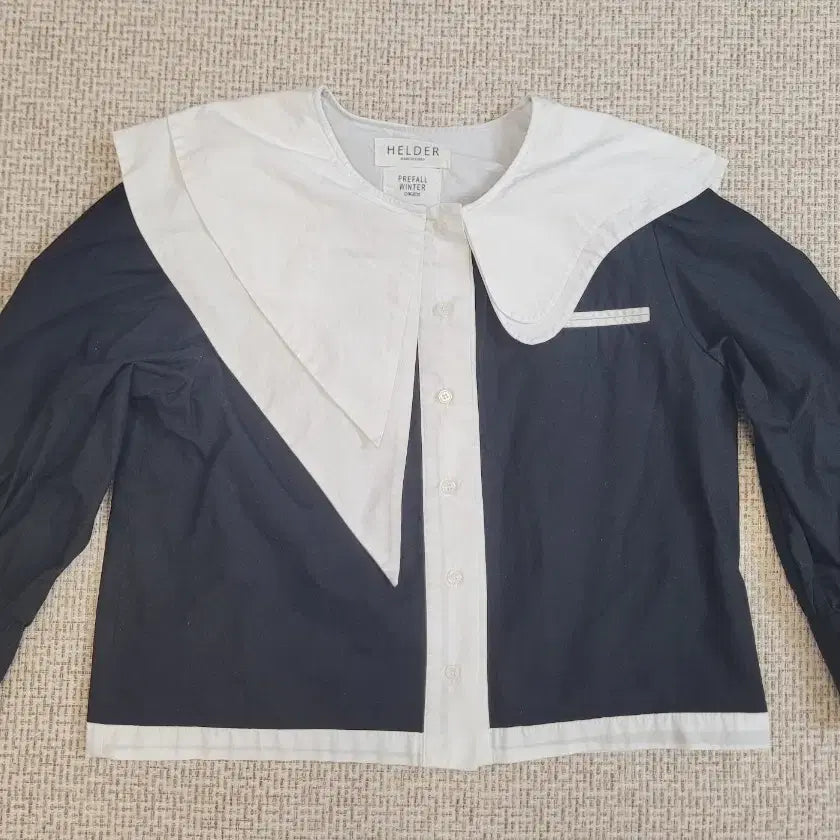 [BUNJANG] Helder Black & White Color-Block Big Collar Blouse / 헬더 블랙 화이트 배색 빅카라 블라우스