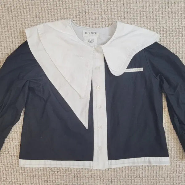 [BUNJANG] Helder Black & White Color-Block Big Collar Blouse / 헬더 블랙 화이트 배색 빅카라 블라우스