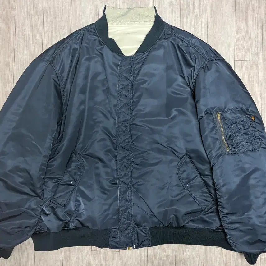 [BUNJANG] VETEMENTS x Alpha Industries Oversized Reversible Bomber Jacket / [s]베트멍 x 알파인더스트리 오버사이즈 리버시블 봄버