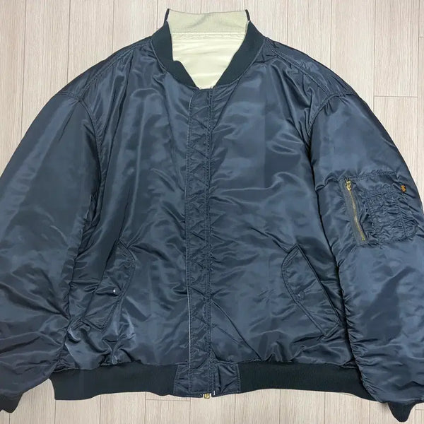 [BUNJANG] VETEMENTS x Alpha Industries Oversized Reversible Bomber Jacket / [s]베트멍 x 알파인더스트리 오버사이즈 리버시블 봄버