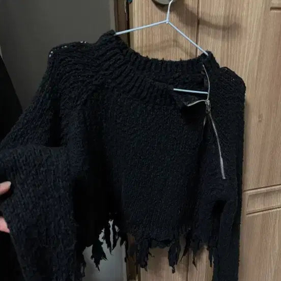 [BUNJANG] Black Damage Crop Knit / 블랙 데미지 크롭 니트