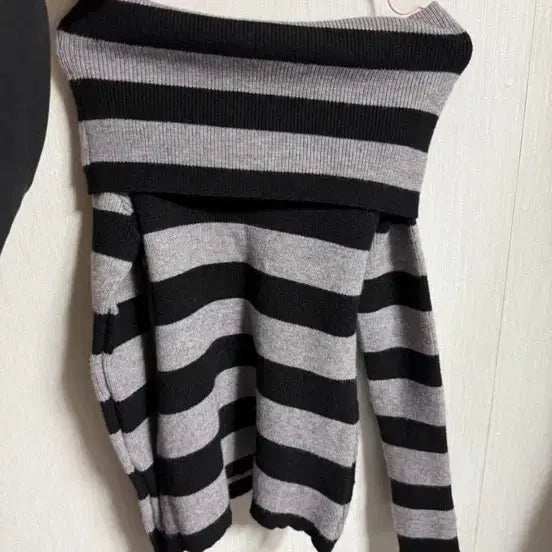 [BUNJANG] Striped Off-Shoulder Knit / 스트라이프 오프숄더 니트