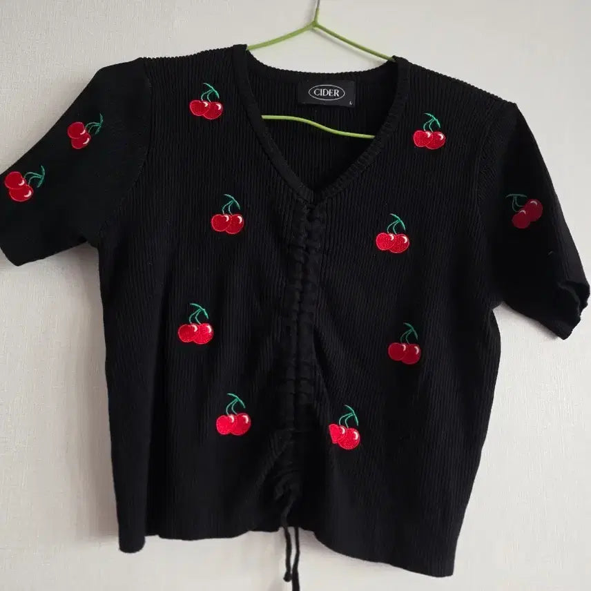 [BUNJANG] CIDER Cherry Embroidered Knit Black / CIDER 체리 자수 니트