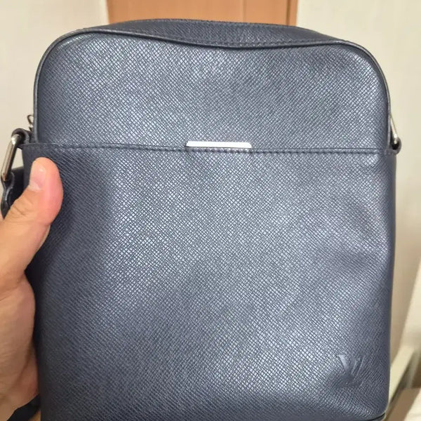 [BUNJANG] Louis Vuitton Taiga Leather Crossbody Bag / 루이비통 타이가 크로스백 정품