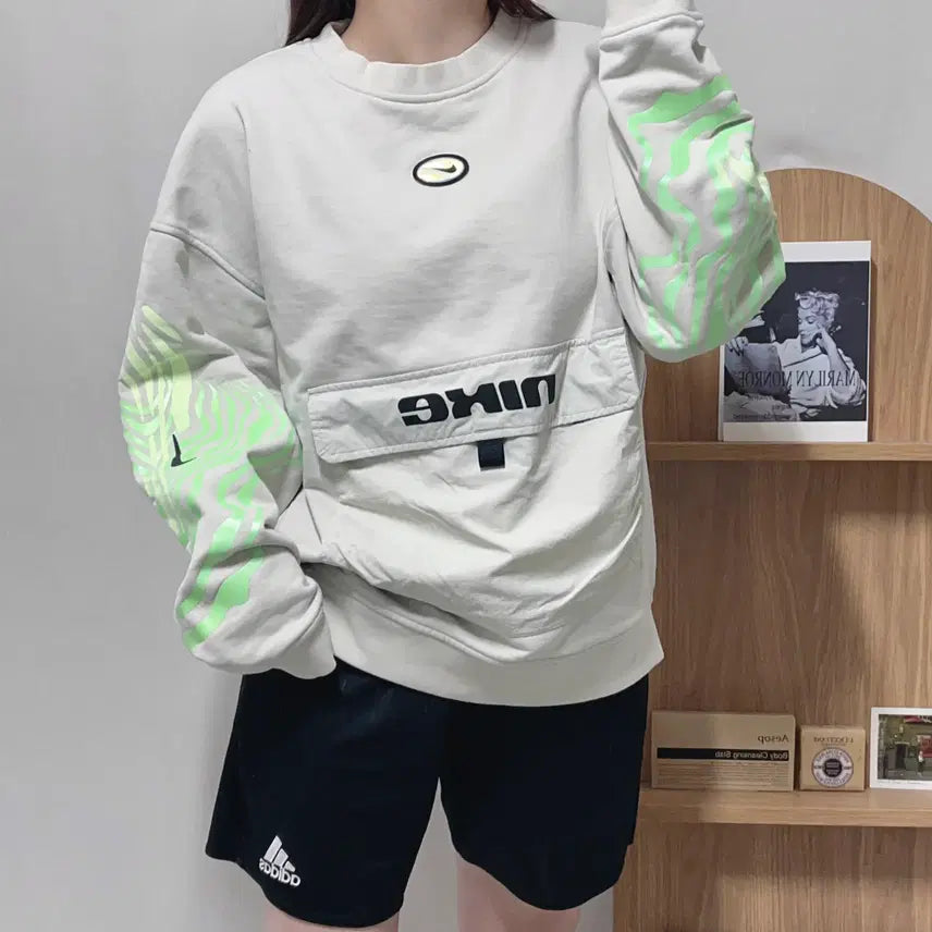 [BUNJANG] Nike Fluorescent Wave Graphic Kangaroo Pocket Sweatshirt (L) / 나이키 형광 웨이브 그래픽 캥거루포켓 맨투맨 [ L ]