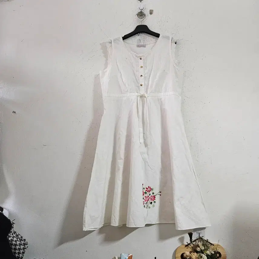[BUNJANG] White Floral Embroidered Sleeveless Dress / 민소매 원피스 흰색 꽃 자수