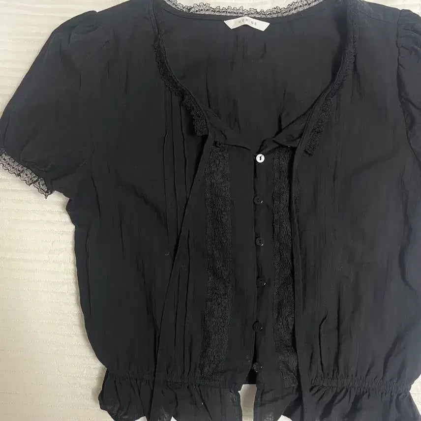 [BUNJANG] Melounge Button Lace Puff Short Sleeve Blouse Black / 온즈 도매택 멜라운지 버튼 레이스 퍼프 반팔 블라우스 블랙 리에뜨레이지샵