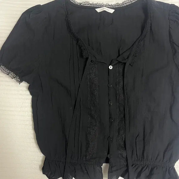 [BUNJANG] Melounge Button Lace Puff Short Sleeve Blouse Black / 온즈 도매택 멜라운지 버튼 레이스 퍼프 반팔 블라우스 블랙 리에뜨레이지샵