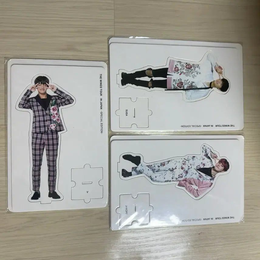 [BUNJANG] BTS Wings Tour Japan Paper Standees (V, Suga, J-Hope) Bundle Set / 방탄소년단 윙즈 투어 재팬 종이 스탠드 (V, 슈가, 제이홉)