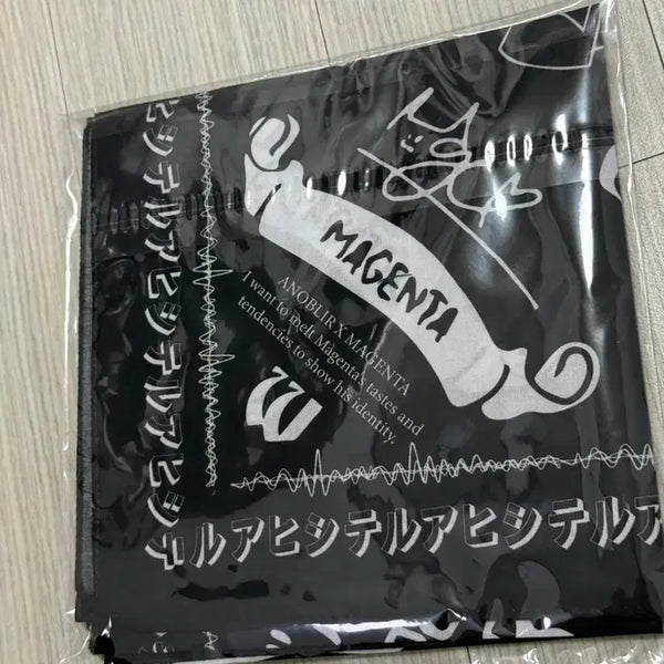 [BUNJANG] QWER Anoblier x Magenta Collaboration Bandana (Sealed) / QWER 아노블리어 x 마젠타 콜라보 반다나 미개봉 판매합니다