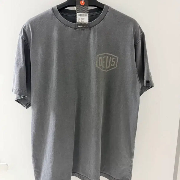 [BUNJANG] Deus Ex Machina Dyed Seoul College T-shirt Charcoal XL / 데우스 엑스 마키나 다이드 서울 컬리지 티셔츠 차콜 XL