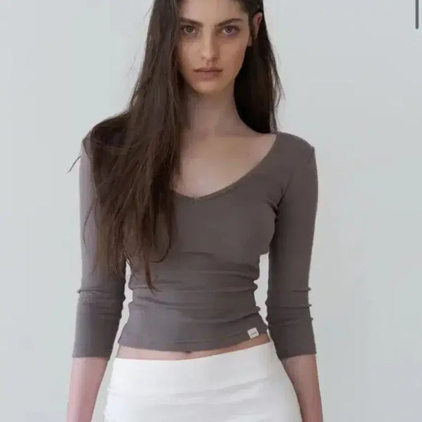 [BUNJANG] Letter & Deep V-Neck Slim Fit Top Brown / 레터앤 딥브이넥 슬림 탑 브라운