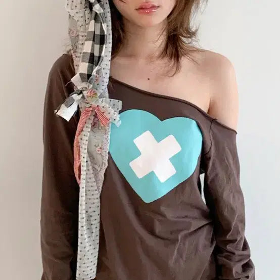[BUNJANG] Shop Fairy Cross Heart Cut Off T-Shirt Off Shoulder Brown / 샵페어리 크로스 하트 컷 오프 티셔츠 오프숄더 브라운