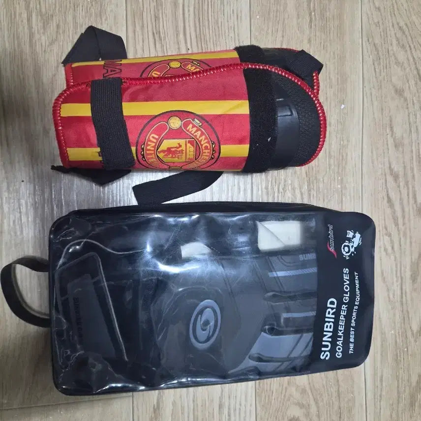 [BUNJANG] Manchester United Shin Guards & Sunbird Goalkeeper Gloves Set / 정강이 보호대 + 골키퍼 장갑