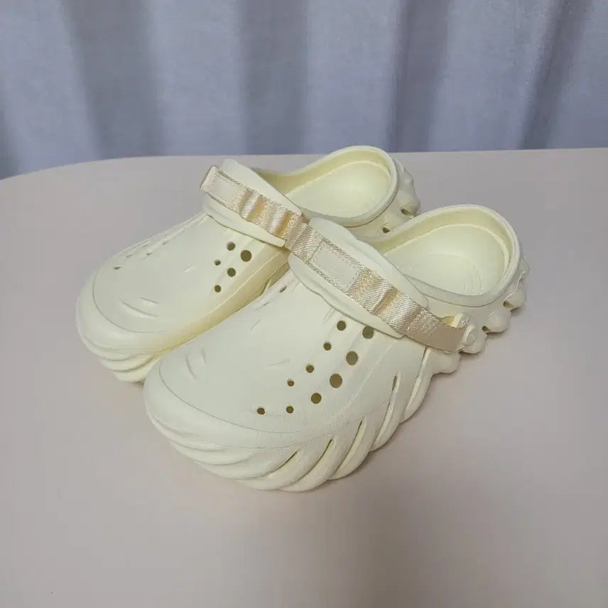 [BUNJANG] Crocs Echo Clog Buttercream 270 (M9/W11) / 크록스 에코클로그 버터크림 270 (m9/w11)