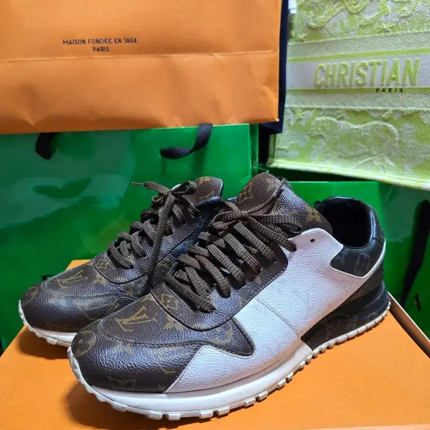 [BUNJANG] Louis Vuitton Run Away Sneakers White Monogram 8.5 / [8.5/백화점판] 루이비통 런어웨이 스니커즈