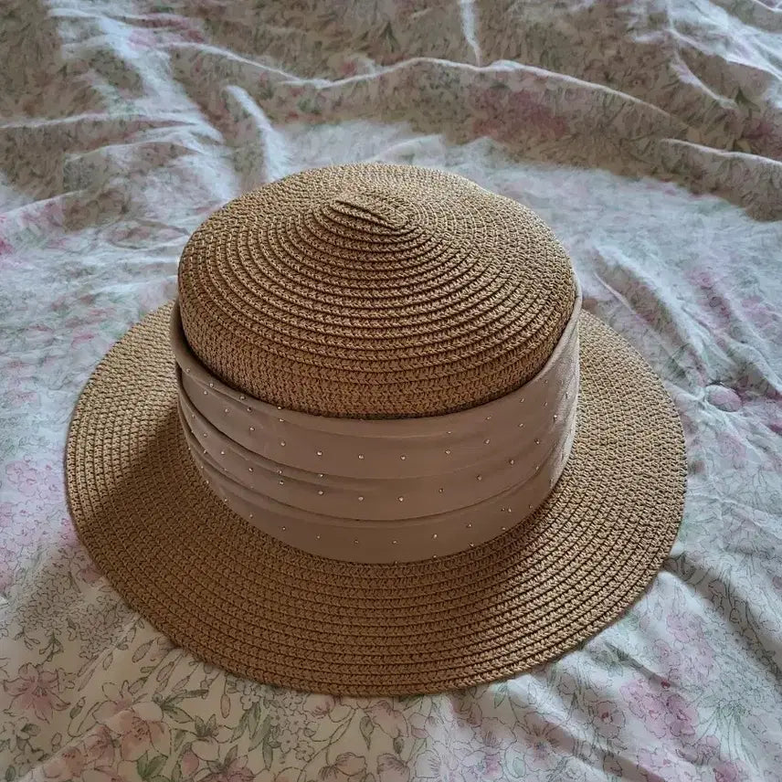 [BUNJANG] Wide Brim Straw Hat with Beige Ribbon Accent / 밀짚 모자 챙 넓은 모자 베이지 리본 장식