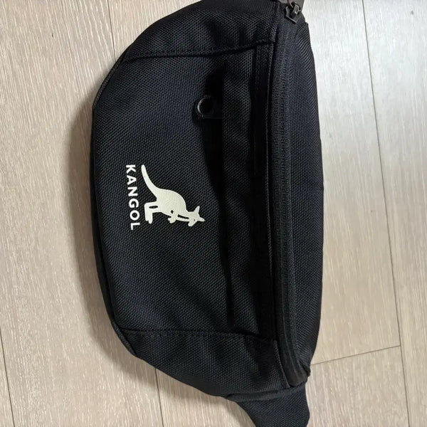 [BUNJANG] Kangol Sling Bag Black / 캉골  슬링백
