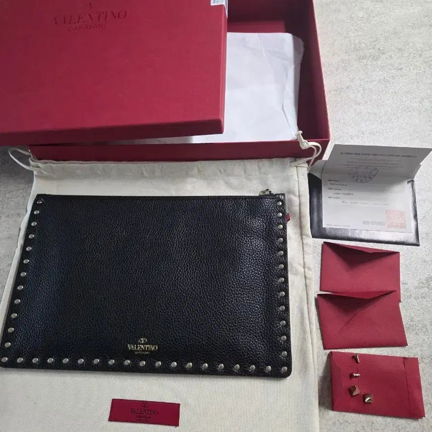 [BUNJANG] Valentino Garavani Rockstud Grain Leather Clutch Bag Black Gold Studs / [상태A+/풀구성] 발렌티노 락스터드 가죽 클러치 백 (블랙)감정서포함